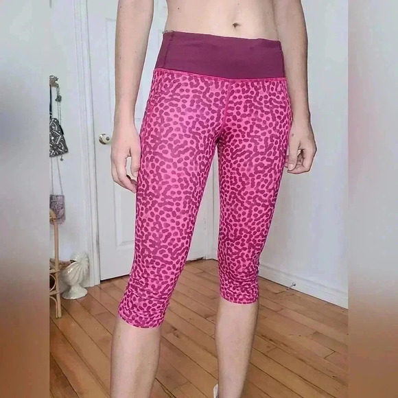 LULULEMON BRIGHT PINK ANIMAL PRINT CAPRI SPORTS LEGGING - Picture 3 of 8